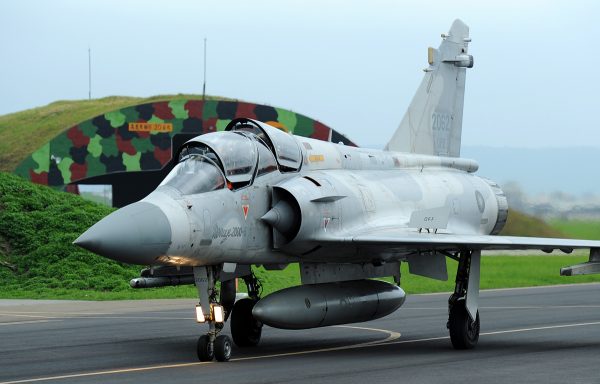 Γαλλία: Παρέδωσε Mirage 2000-5 στην Ουκρανία εν μέσω αβεβαιότητας για την υποστήριξη των ΗΠΑ