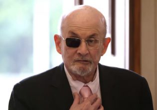 Ξεκίνησε η δίκη για τη δολοφονική επίθεση κατά του Σαλμάν Ρουσντί