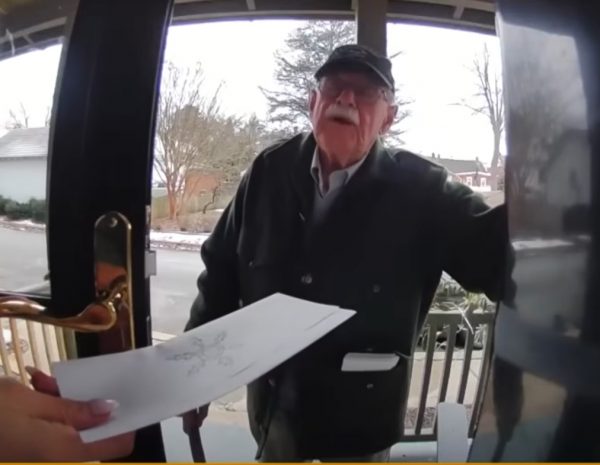 «Το χειμωνιάτικο πάρτι του Doug»: Ο γλυκός 87χρονος έγινε viral στο TikTok