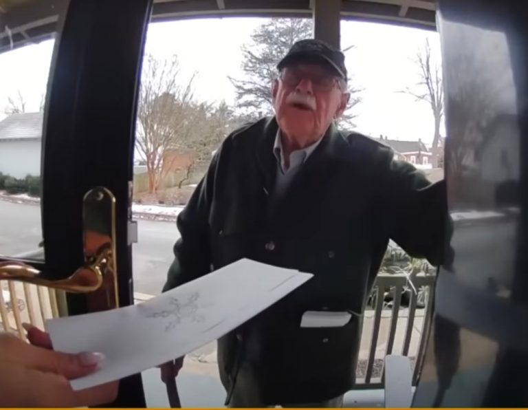 «Το χειμωνιάτικο πάρτι του Doug»: Ο γλυκός 87χρονος έγινε viral στο TikTok