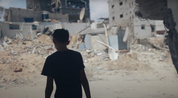 Ο 13χρονος, η εμπόλεμη Γάζα και η λογοκρισία: Ένα ντοκιμαντέρ έχει κάνει άνω κάτω το BBC