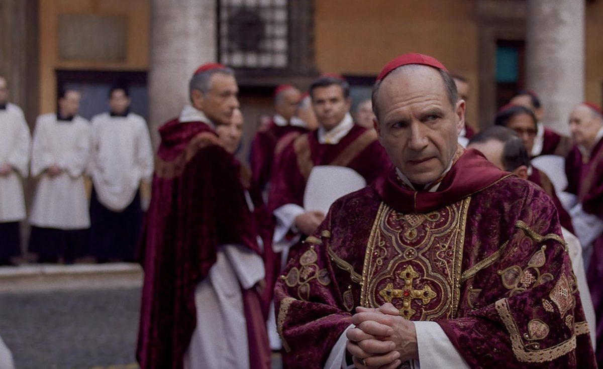 Από τα βραβεία στον Πάπα Φραγκίσκο: Οι συντελεστές του «Conclave» του στέλνουν τις ευχές τους