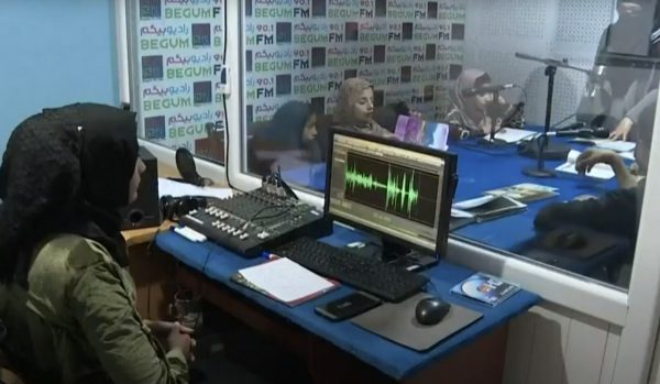 Αφγανιστάν: Περισσότερη σιωπή για τις γυναίκες – Οι Ταλιμπάν κλείνουν τον μόνο γυναικείο ραδιοφωνικό σταθμό