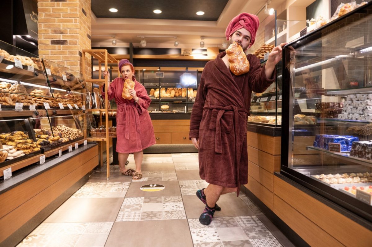 «Τσουρέκι»: Μια απολαυστική μαύρη κωμωδία στο θέατρο Μοντέρνοι Καιροί