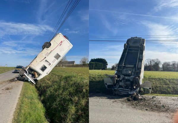 Γαλλία: Τροχόσπιτο ανετράπη και ισορρόπησε… κάθετα σε χαντάκι