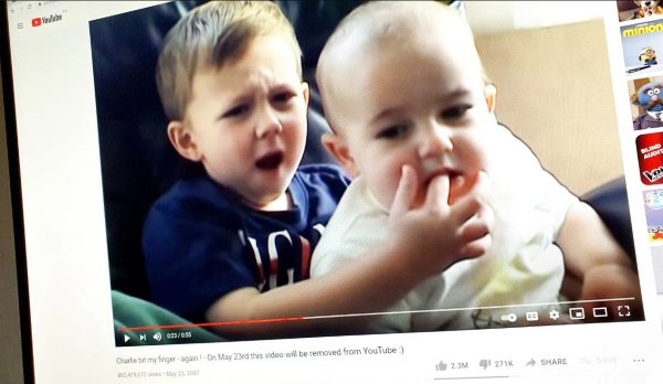 20 χρόνια YouTube και ο Τσάρλι δεν θα δαγκώσει ξανά τον αδελφό του