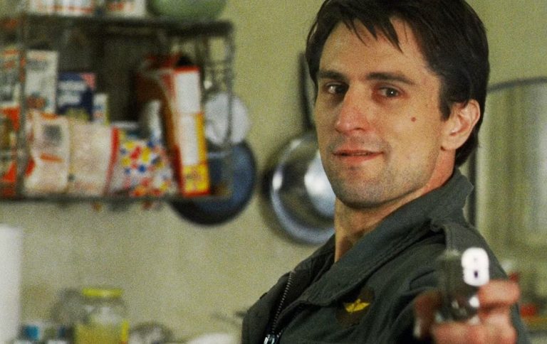 «You talkin’ to me?»: Ο Ρόμπερτ Ντε Νίρο αποκαλύπτει την αλήθεια πίσω από την εμβληματική σκηνή του «Taxi Driver»