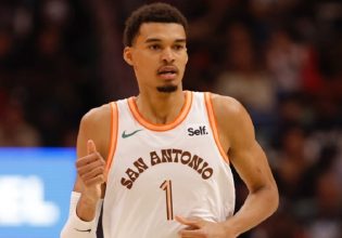 Σοκ στους Σπερς: Τέλος η σεζόν για τον Βίκτορ Γουεμπανιάμα (pic)