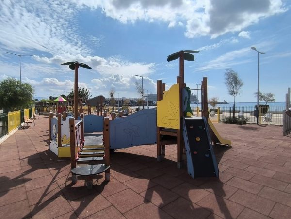 Πέντε νέες παιδικές χαρές για ΑμεΑ ολοκληρώθηκαν στην περιφερειακή ενότητα Πειραιά