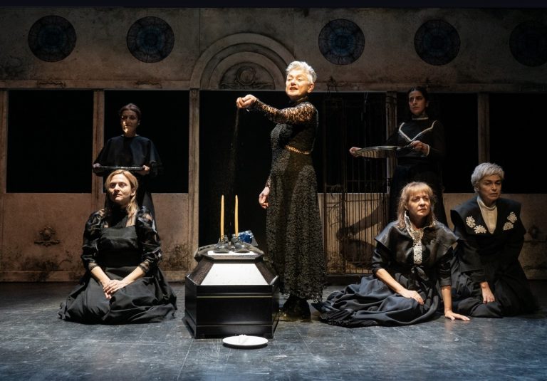 «Η αγάπη άργησε μια μέρα»: Ένας ύμνος στην ελευθερία και τον έρωτα