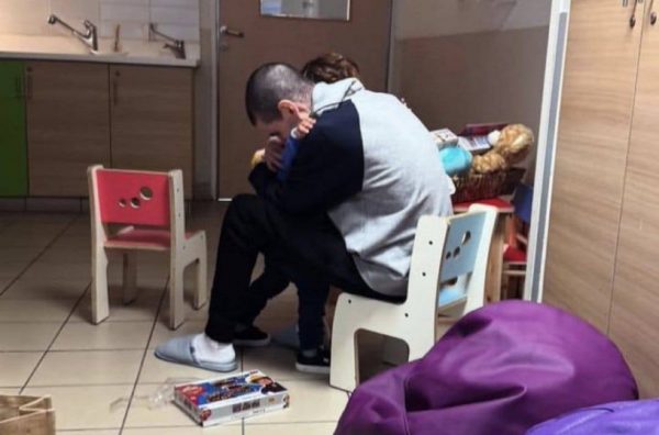 Ισραήλ: Η συγκινητική στιγμή που όμηρος της Χαμάς αγκαλιάζει τον γιο του έπειτα από 16 μήνες αιχμαλωσίας