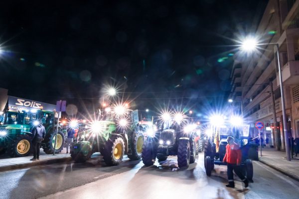 Αγρότες: Συνεχίζουν «από αύριο πιο δυναμικά στα μπλόκα» – Δυσαρέσκεια που δεν συνάντησαν τον πρωθυπουργό