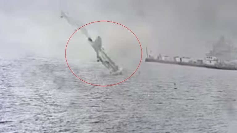 ΗΠΑ: Στρατιωτικό αεροσκάφος συνετρίβη στη θάλασσα – Η σοκαριστική στιγμή της πτώσης