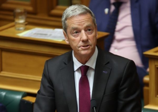 Νέα Ζηλανδία: Υπουργός παραιτήθηκε γιατί… άγγιξε συνεργάτη του στον μπράτσο