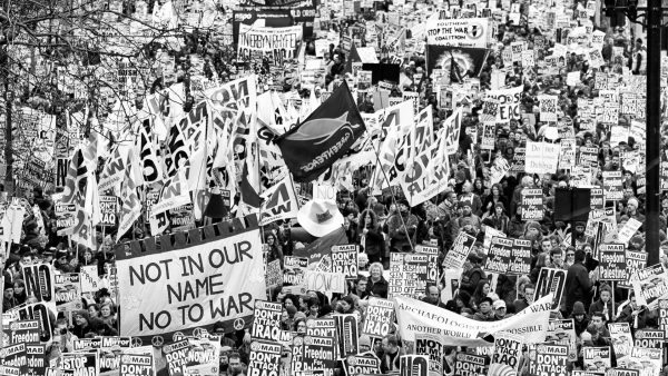 Αντίσταση και διαμαρτυρία: Ντοκουμέντα δικαίωσης ενός αιώνα από τον σπουδαίο Στιβ ΜακΚουίν