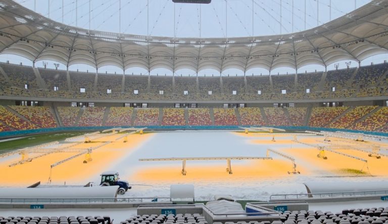 Η Στεάουα έβαλε τους οπαδούς της να καθαρίσουν το γήπεδο από το χιόνι (pic)