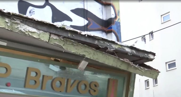 Ταύρος: Ετοιμόρροπο μπαλκόνι κρέμεται στον αέρα πάνω από τα κεφάλια των περαστικών