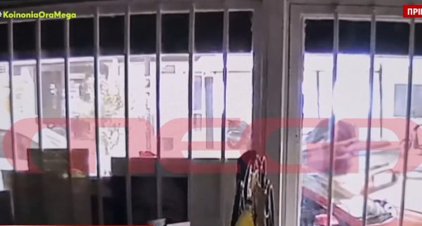 Ανατροπή οχήματος στην Πατησίων