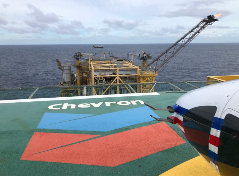 Υδρογονάνθρακες: Προ των πυλών οι προτάσεις της Chevron, φειδωλοί στις προθέσεις τους στην ExxonMobil