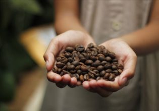 Καφές: Βρίσκεται σε μια «τέλεια καταιγίδα τιμών»