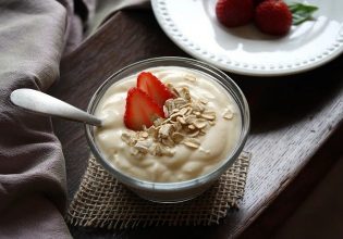 Πόσο γιαούρτι την εβδομάδα γίνεται «ασπίδα» ενάντια στον καρκίνο του εντέρου