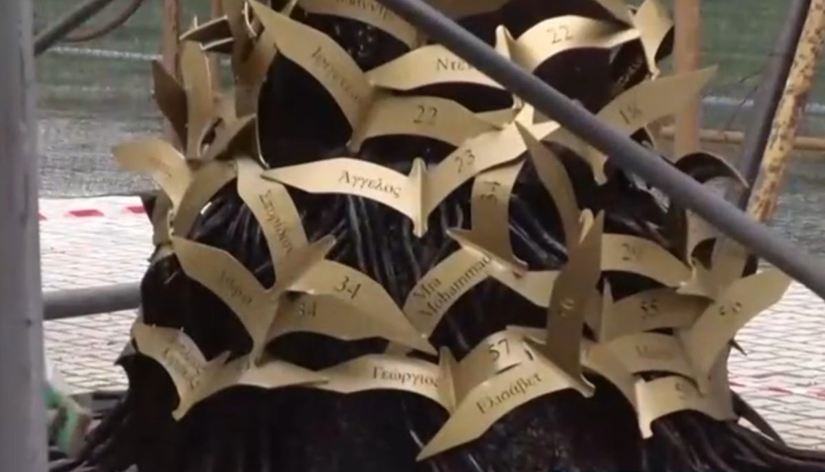 Θεσσαλονίκη: Μεγαλώνει κομμάτι – κομμάτι «το Δέντρο της Μνήμης» για τα 57 θύματα στα Τέμπη