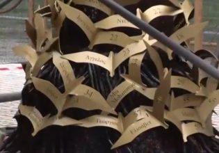 Θεσσαλονίκη: Μεγαλώνει κομμάτι – κομμάτι «το Δέντρο της Μνήμης» για τα 57 θύματα στα Τέμπη