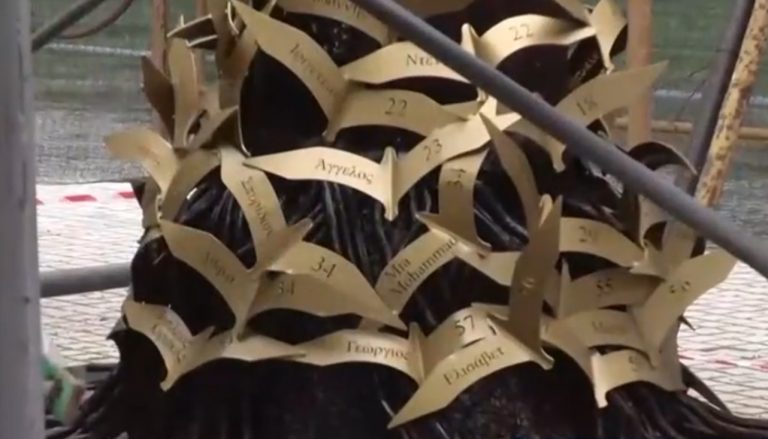 Θεσσαλονίκη: Μεγαλώνει κομμάτι – κομμάτι «το Δέντρο της Μνήμης» για τα 57 θύματα στα Τέμπη