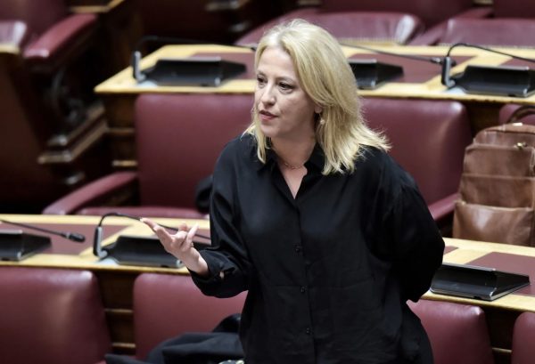 Δούρου: Να ενημερώσει τη Βουλή ο Γεραπετρίτης για τη συνάντησή του με τον Φιντάν