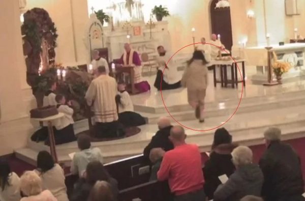 Ουάσινγκτον: Χαμός σε εκκλησία – Πιστός επιτέθηκε σε ιερέα κατά τη διάρκεια λειτουργίας