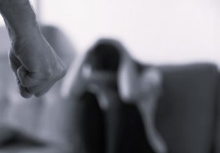 Θεσσαλονίκη: «Με χτύπησε με σιδερόβεργα, μου έκαψε τα ρούχα» – Θύμα ενδοοικογενειακής περιγράφει τον εφιάλτη που ζει