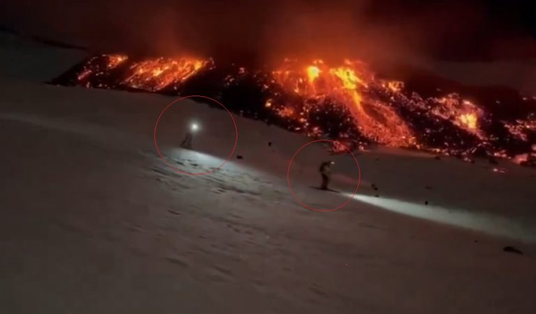 Αίτνα: Το ηφαίστειο «βρυχάται» – Σκιέρ κάνει σλάλομ δίπλα στη λάβα που ρέει πάνω στο χιόνι