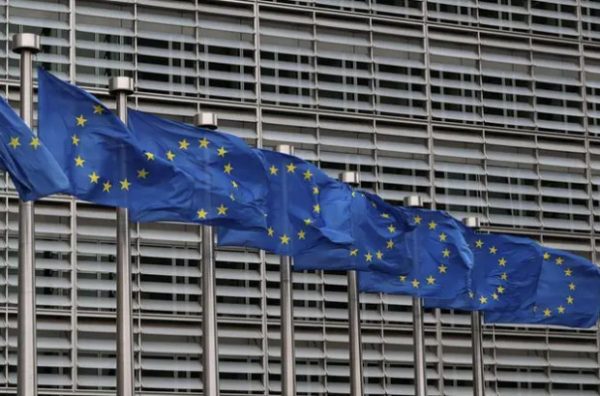 ΕΕ: Η Κομισιόν προαναγγέλλει «σθεναρή» αντίδραση στους «αδικαιολόγητους» δασμούς του Τραμπ