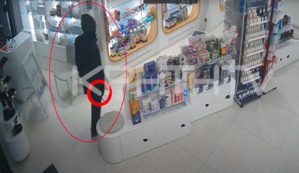 Ηράκλειο: Καρέ καρέ απόπειρα ληστείας σε φαρμακείο – Ζήτησε τις εισπράξεις απειλώντας με μαχαίρι