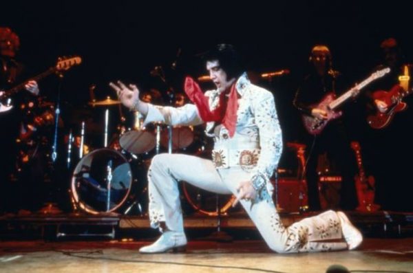 Απόκρυφος Έλβις – Ήταν ο Πρίσλεϊ ένας τηλεπαθητικός ημίθεος που θεράπευε αρρώστους και άλλαζε τον καιρό;