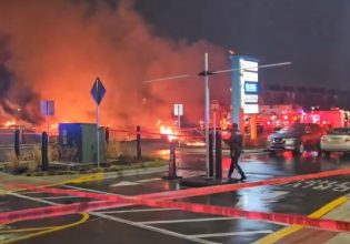 Φιλαδέλφεια: Η στιγμή της συντριβής του αεροσκάφους – Βομβαρδισμένο τοπίο θυμίζει η περιοχή