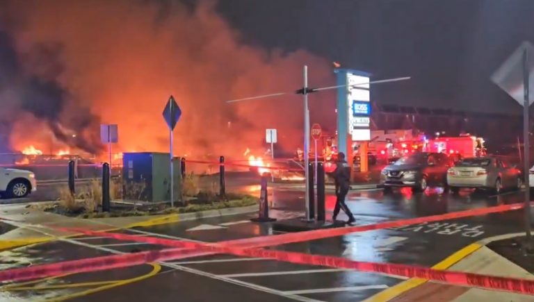 Φιλαδέλφεια: Η στιγμή της συντριβής του αεροσκάφους – Βομβαρδισμένο τοπίο θυμίζει η περιοχή