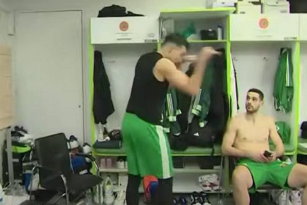 Η αποθέωση του Σλούκα στα αποδυτήρια του ΟΑΚΑ (vid)