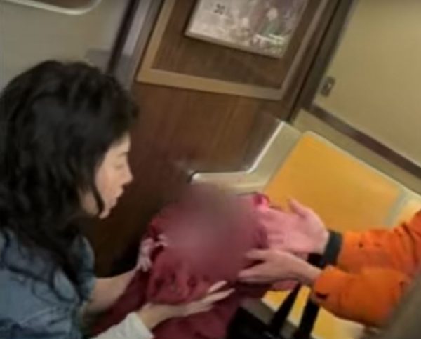 ΗΠΑ: Γυναίκα γέννησε στο μετρό της Νέας Υόρκης