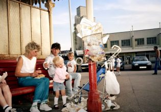 «Είμαι ο Martin Parr» – Τα κλικ του εμπνευσμένου φωτογράφου της τραγικωμικής Βρετανίας