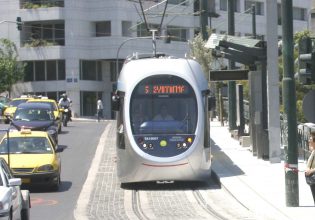Αρδηττού: Μηχανή συγκρούστηκε με αυτοκίνητο στις γραμμές του τραμ