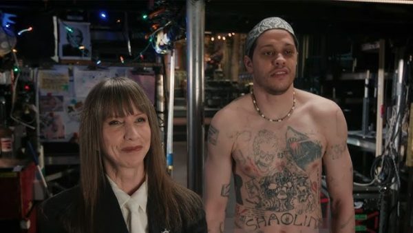 SNL50: Ο Πιτ Ντέιβιντσον δείχνει τα τατουάζ του καθώς γδύνεται για τη Λαρέιν Νιούμαν