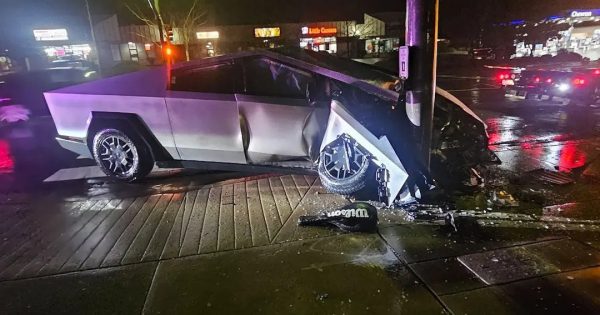 Τροχαίο με Cybertruck δημιουργεί ανησυχία για τον αυτόματο πιλότο της Tesla