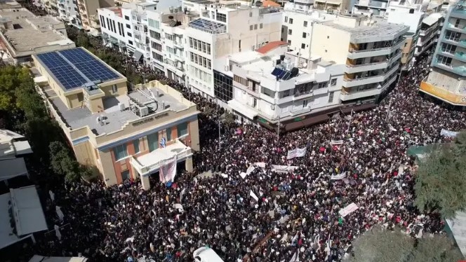Εικόνα που δείχνει στιγμιότυπο από τη μαζική διαμαρτυρία στο Ηράκλειο Κρήτης με αφορμή τη μαύρη επέτειο των Τεμπών
