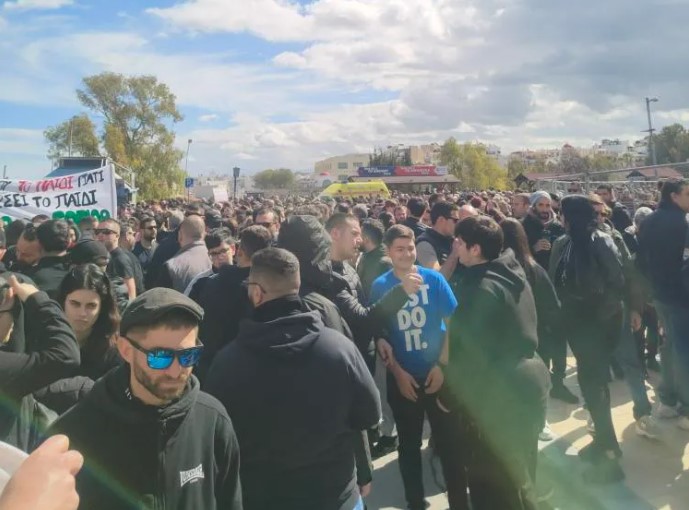 Εικόνα που δείχνει στιγμιότυπο από τη συγκέντρωση για τα Τέμπη στο Ηράκλειο