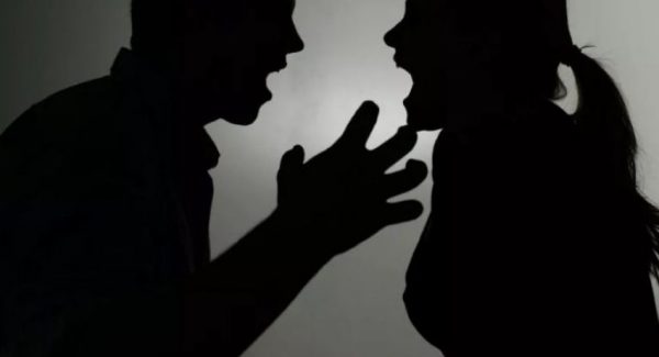 Πήγε χτυπημένη να καταγγείλει ενδοοικογενειακή βία και επιτέθηκε στους αστυνομικούς