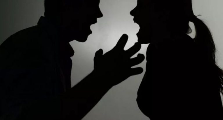 Πήγε χτυπημένη να καταγγείλει ενδοοικογενειακή βία και επιτέθηκε στους αστυνομικούς