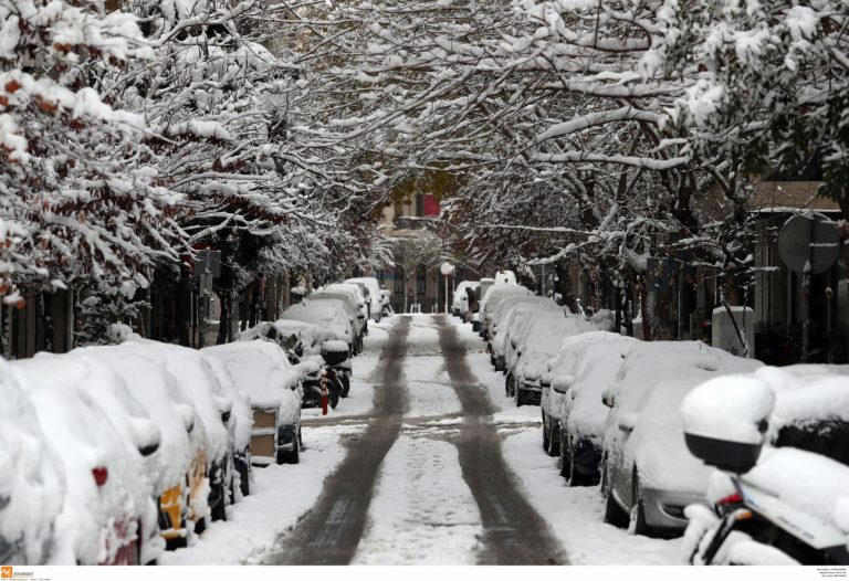 Καιρός: Χιόνια και στην Αττική – Περιοχές που θα ντυθούν στα λευκά τις επόμενες ώρες
