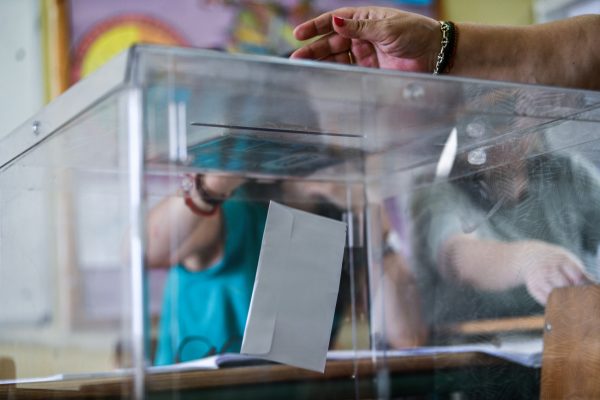 Δημοσκόπηση: Υποχωρούν τα ποσοστά ΝΔ και ΠΑΣΟΚ –  Έλλειψη εμπιστοσύνης των πολιτών στην κυβέρνηση