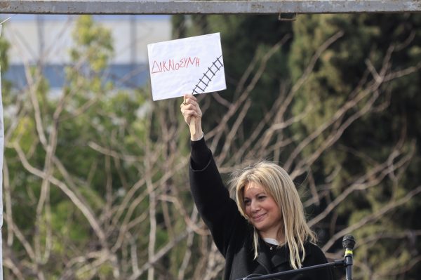 Καρυστιανού σε ανακριτή Μπακαΐμη: Σταματήστε να μπαζώνετε τη δικογραφία των Τεμπών